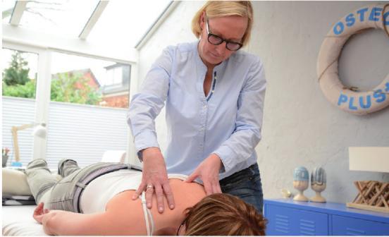 Osteopathin Christiane Ganz mit einer Patientin