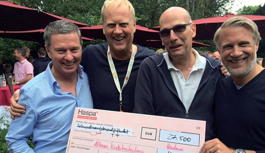 Nils Jacobsen, Nils Gallun, Hendrik Hesselmann und Dr. Rainer Süßenguth freuten sich über die Spendensumme