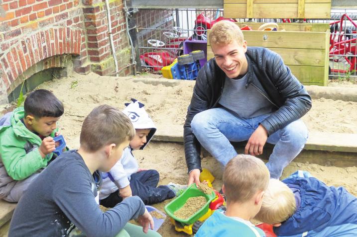 Ein BFDler bei der Arbeit im Kinderhaus „Blauer Elefant“: Jedes Jahr sucht der Kinderschutzbund sechs bis acht junge Erwachsene für einen Freiwilligendienst. Foto:Kinderschutzbund Stormarn Ein BFDler bei der Arbeit im Kinderhaus „Blauer Elefant“: Jedes Jahr sucht der Kinderschutzbund sechs bis acht junge Erwachsene für einen Freiwilligendienst. Foto:Kinderschutzbund Stormarn