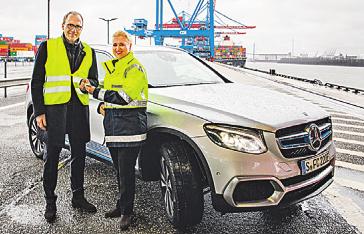 Matthias Kallis und Angela Titzrath mit dem neuen Mercedes GLC F-CELL. Foto: Thies Raetzke Matthias Kallis und Angela Titzrath mit dem neuen Mercedes GLC F-CELL. Foto: Thies Raetzke