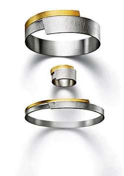 Zwei Armreifen und ein Ring aus der MANU-Manufaktur Zwei Armreifen und ein Ring aus der MANU-Manufaktur