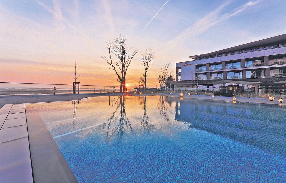 Was für eine Aussicht! Der Pool des Upstalsboom Wellness Resorts Südstrand in Wyk auf Föhr Was für eine Aussicht! Der Pool des Upstalsboom Wellness Resorts Südstrand in Wyk auf Föhr