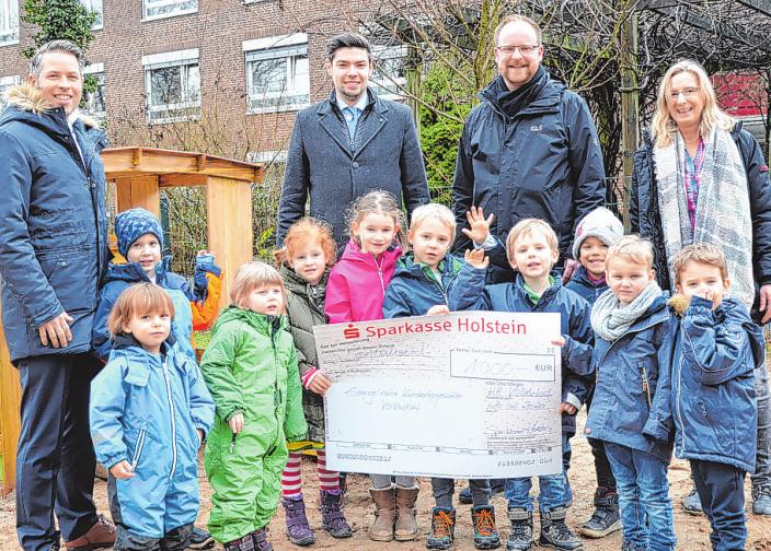 Christopher Otte, Moritz Funck, Kita-Leiter Thimo Lindner und Erzieherin Petra Kreis mit den Kita-Kindern Foto:Immanuel Albertinen Diakonie Christopher Otte, Moritz Funck, Kita-Leiter Thimo Lindner und Erzieherin Petra Kreis mit den Kita-Kindern Foto:Immanuel Albertinen Diakonie