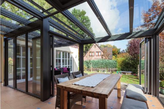 Mit einem Wintergarten den Wohnraum erweitern, FOTO: © SOLARLUS ALUMINIUM SYSTEME GMBH