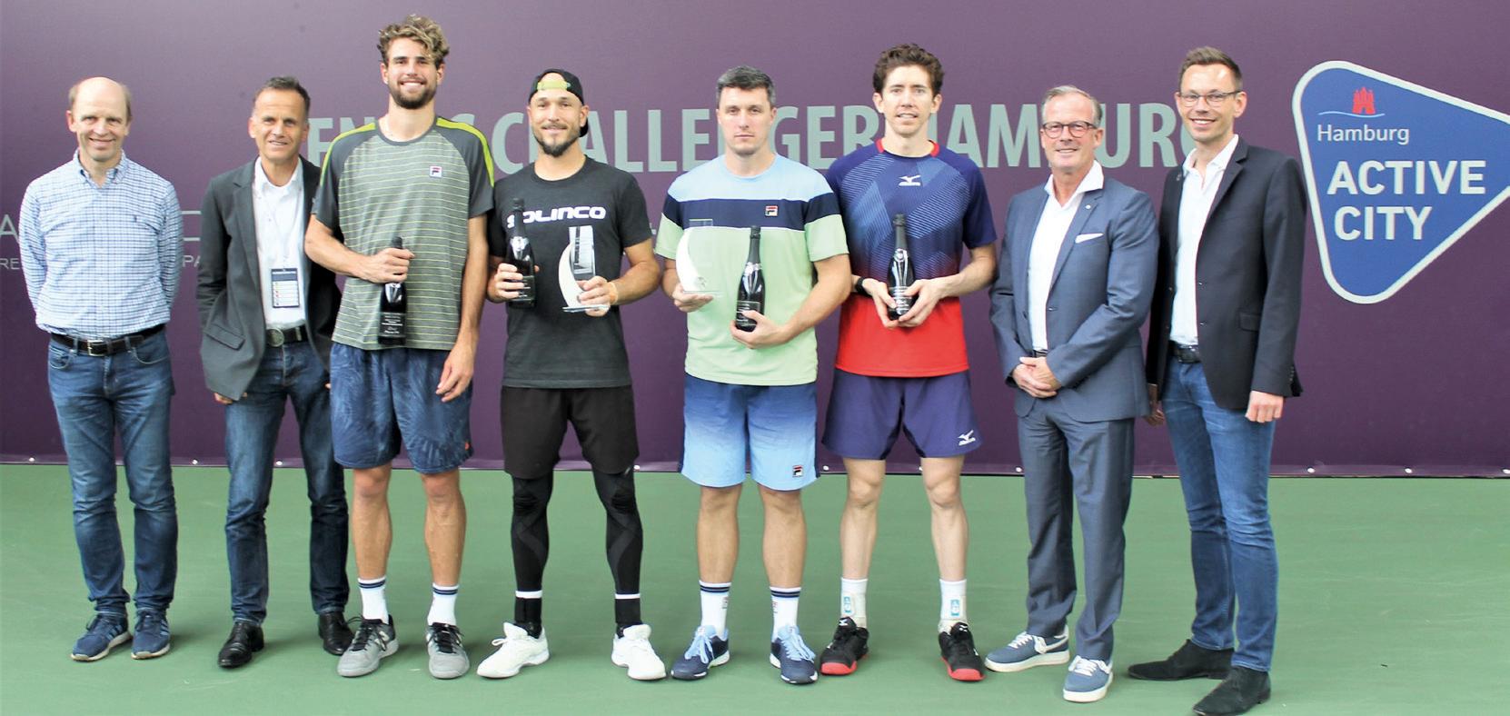 Siegerehrung im Herren Doppel: v.l. Hamburgs Präsident Dr. von Rönn, Staatsrat Holstein, Jamie Cerretani, Maxime Cressy, Ken Skupski, John-Patrick Smith, tennis SH Präsident Dr. Intert und Turnierdirektor Mirco Westphal. Foto Claudio Gärtner Siegerehrung im Herren Doppel: v.l. Hamburgs Präsident Dr. von Rönn, Staatsrat Holstein, Jamie Cerretani, Maxime Cressy, Ken Skupski, John-Patrick Smith, tennis SH Präsident Dr. Intert und Turnierdirektor Mirco Westphal. Foto Claudio Gärtner