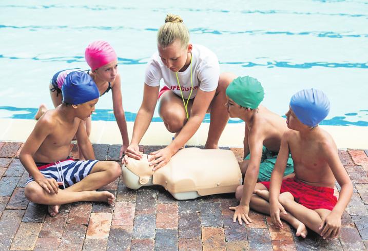 Erste-Hilfe-Kurse leiten, Schwimmunterricht geben, die Wasserqualität überprüfen: Als Fachangestellte für Bäderbetriebe sorgst du im Schwimmbad für Sicherheit und Ordnung. Foto: Wavebreakmedia/Shutterstock Erste-Hilfe-Kurse leiten, Schwimmunterricht geben, die Wasserqualität überprüfen: Als Fachangestellte für Bäderbetriebe sorgst du im Schwimmbad für Sicherheit und Ordnung. Foto: Wavebreakmedia/Shutterstock