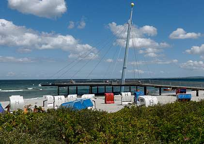 Sie starten eine Ausbildung in der Pflegebranche (1. Reihe v.l.): Marcel Koch, Janine Schäbitz, Kimberly Jessen, Sarah Kähling, Lu Lin, Maximilian Bück. Dahinter das K&S-Leitungsteam, das die Azubis bei ihrer Ausbildung in Harburg begleitet Fotos (3): K&S Senorenresidenz Sie starten eine Ausbildung in der Pflegebranche (1. Reihe v.l.): Marcel Koch, Janine Schäbitz, Kimberly Jessen, Sarah Kähling, Lu Lin, Maximilian Bück. Dahinter das K&S-Leitungsteam, das die Azubis bei ihrer Ausbildung in Harburg begleitet Fotos (3): K&S Senorenresidenz