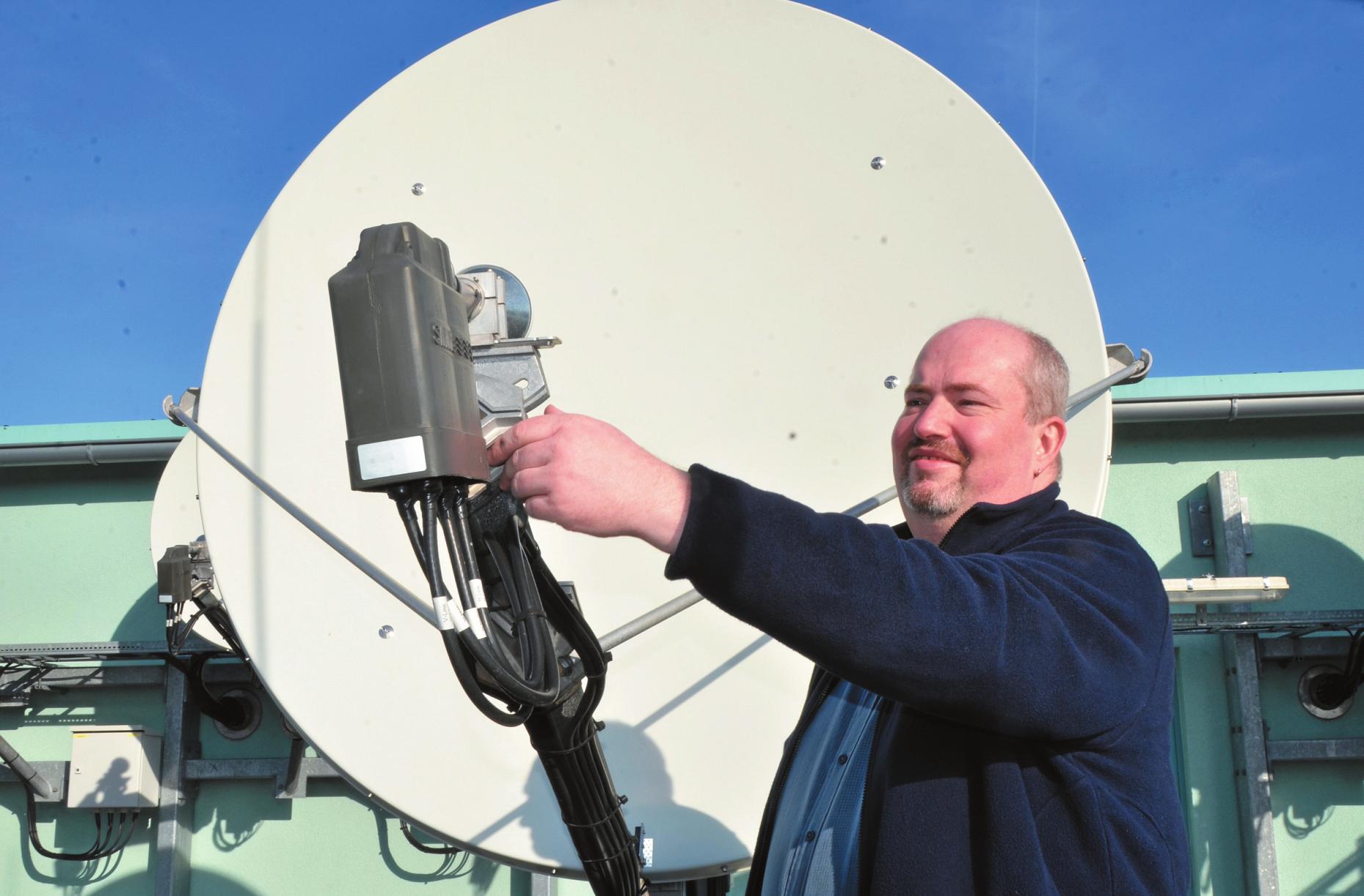 Malte Kock ist der Herr über die Satellitenschüsseln. Er sorgt für Programmvielfalt auf den Fernsehschirmen. Die Satellitenschüsseln empfangen 450 TV- und mehr als 190 Radioprogramme aus der ganzen Welt. Im Angebot sind auch Programme auf Bosnisch, Koreanisch oder Englisch. FOTO: FRANK KNITTERMEIER (2) Malte Kock ist der Herr über die Satellitenschüsseln. Er sorgt für Programmvielfalt auf den Fernsehschirmen. Die Satellitenschüsseln empfangen 450 TV- und mehr als 190 Radioprogramme aus der ganzen Welt. Im Angebot sind auch Programme auf Bosnisch, Koreanisch oder Englisch. FOTO: FRANK KNITTERMEIER (2)