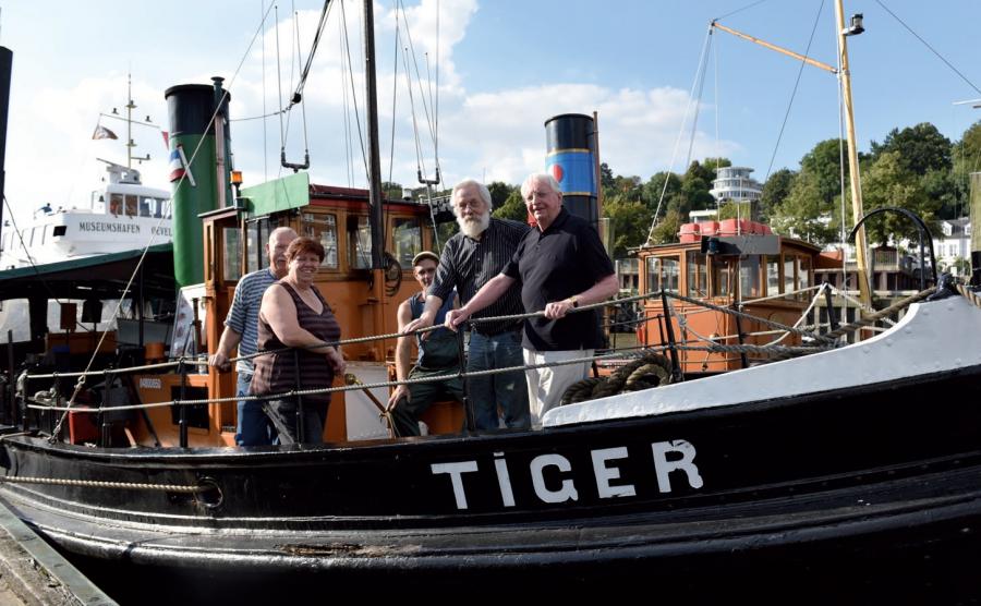 Tiger mit einem kleinen Teil der Crew