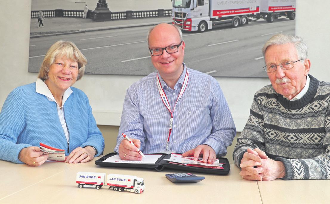 Umzugsberater Patrick Pulfer (Mitte) mit Helga und Rolf Bahruth. Das Ehepaar ist mit der Spedition Jan Bode umgezogen. Foto: Bode Umzugsberater Patrick Pulfer (Mitte) mit Helga und Rolf Bahruth. Das Ehepaar ist mit der Spedition Jan Bode umgezogen. Foto: Bode