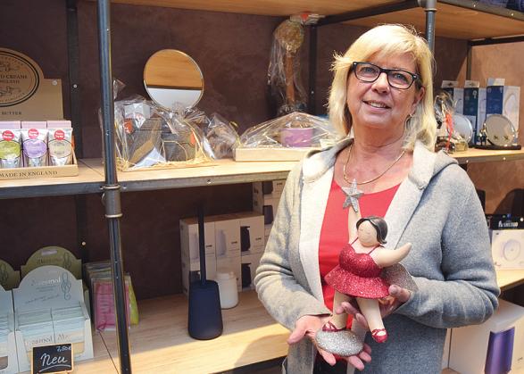 Maren Scheel zeigt ihren Kunden gern, welche Accessoires sie für Badezimmer anbietet Foto: Klein Maren Scheel zeigt ihren Kunden gern, welche Accessoires sie für Badezimmer anbietet Foto: Klein