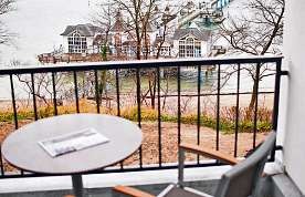 Urlaub in der ersten Reihe: Blick vom Balkon auf die schmucke Selliner Seebrücke Urlaub in der ersten Reihe: Blick vom Balkon auf die schmucke Selliner Seebrücke