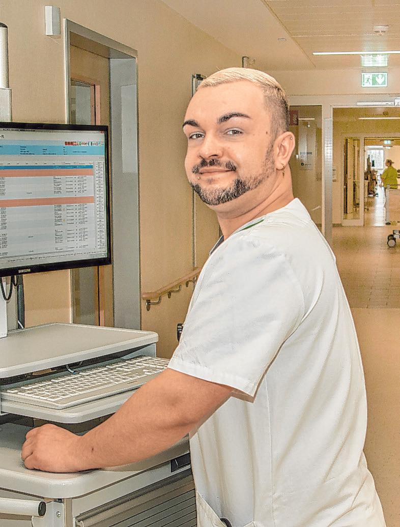 Als stellvertretender Stationsleiter ist Christian Frenzel dafür mitverantwortlich, dass die Einführung der elektronischen Patientenakte reibungslos funktioniert Foto: Umsorgt wohnen Als stellvertretender Stationsleiter ist Christian Frenzel dafür mitverantwortlich, dass die Einführung der elektronischen Patientenakte reibungslos funktioniert Foto: Umsorgt wohnen