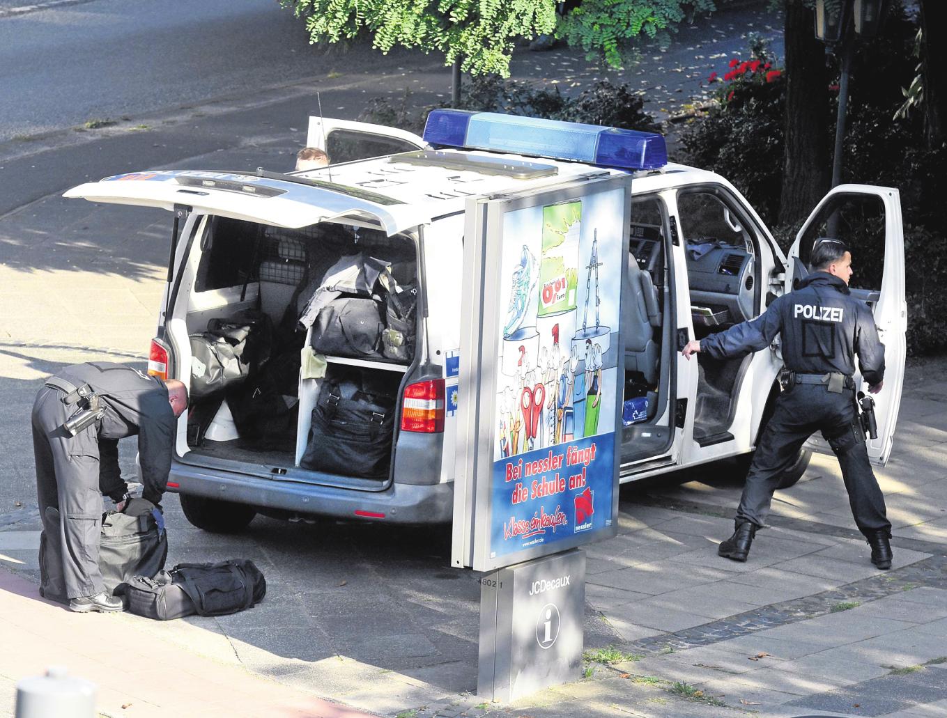 Bribundespolizisten nach einem Anti-Terror-Einsatz in Ahrensburg. Auch in Großhansdorf und Reinfeld wurden 2016 Mitglieder des IS festgenommen. Foto: Thomas Jaklitsch   Bribundespolizisten nach einem Anti-Terror-Einsatz in Ahrensburg. Auch in Großhansdorf und Reinfeld wurden 2016 Mitglieder des IS festgenommen. Foto: Thomas Jaklitsch