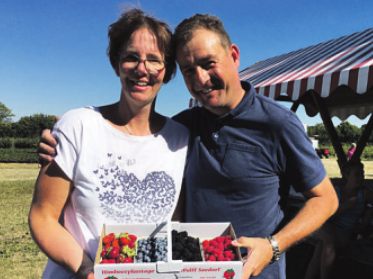 Ehepaar Wulff präsentiert ihre leckere Beeren Foto: pr Ehepaar Wulff präsentiert ihre leckere Beeren Foto: pr