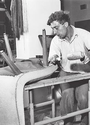 Im Laufe der Zeit wurden viele behinderte Menschen in der Tischlerei eingesetzt Foto: Elbe-Werkstätten Im Laufe der Zeit wurden viele behinderte Menschen in der Tischlerei eingesetzt Foto: Elbe-Werkstätten