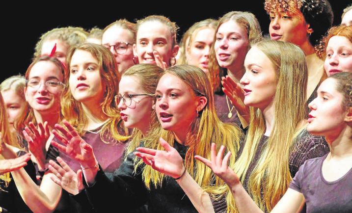 Mit viel Elan bei der Sache: Der gemeinsame Oberstufenchor von Hansa- und Luisen-Gymnasium bekam lang anhaltenden Applaus. Mit viel Elan bei der Sache: Der gemeinsame Oberstufenchor von Hansa- und Luisen-Gymnasium bekam lang anhaltenden Applaus.