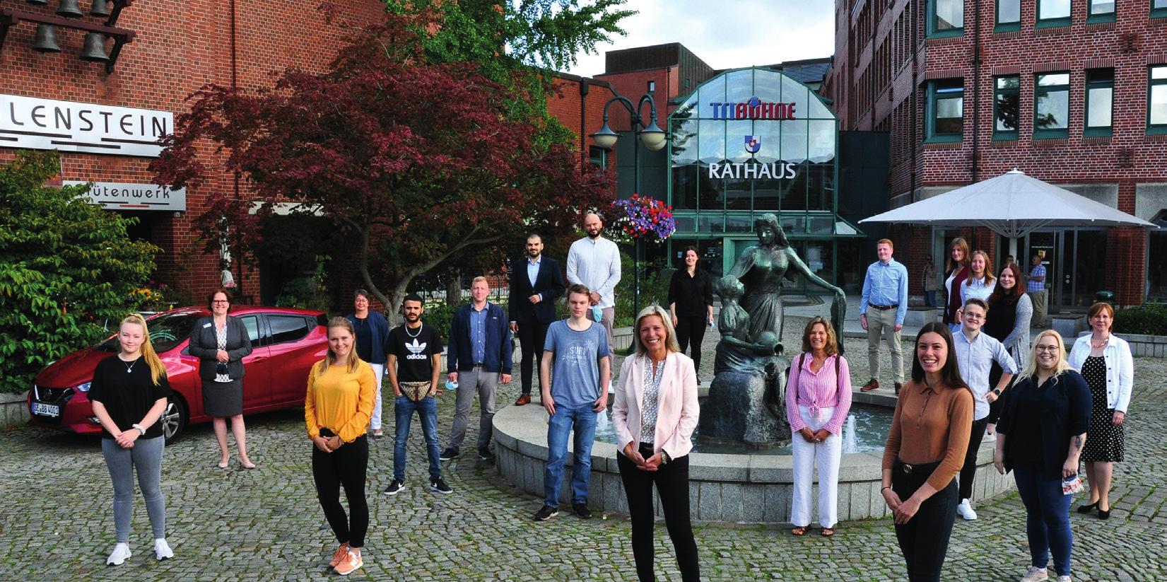 Oberbürgermeisterin Elke Christina Roeder (vorn M.) freut sich im August mit den 16 neuen Auszubildenden... Oberbürgermeisterin Elke Christina Roeder (vorn M.) freut sich im August mit den 16 neuen Auszubildenden...