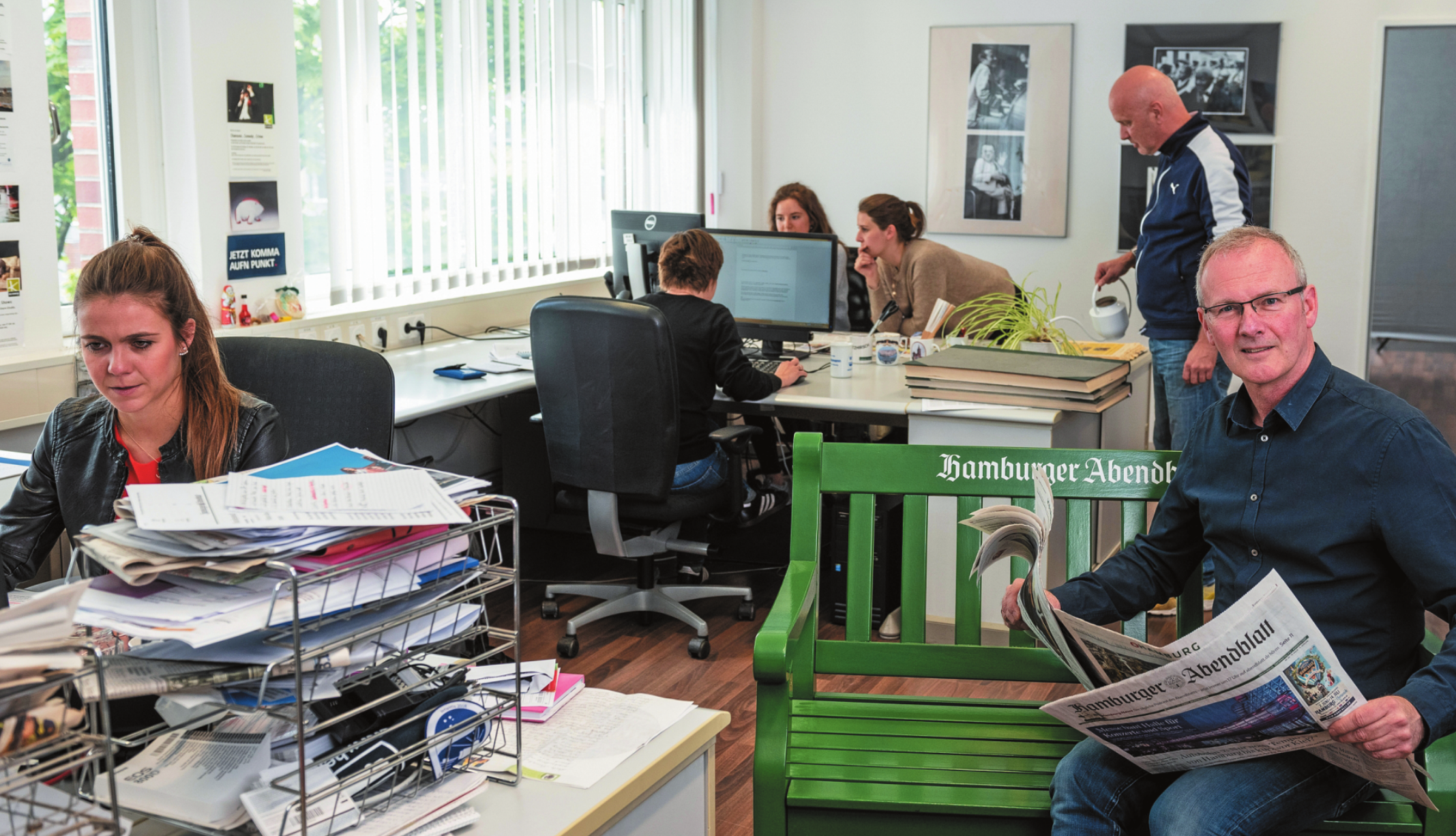 Am Tag der offenen Tür können auch Sie auf der grünen Abendblatt-Bank neben Redaktionsleiter Frank Schulze Platz nehmen. FOTO: THORSTEN AHLF Am Tag der offenen Tür können auch Sie auf der grünen Abendblatt-Bank neben Redaktionsleiter Frank Schulze Platz nehmen. FOTO: THORSTEN AHLF