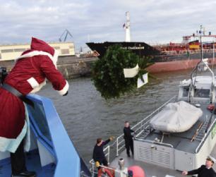 Kleine Freude für Seeleute, die auch Weihnachten an Bord sein müssen