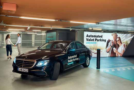 Mit dem Smartphone kann sich der Kunde via App ein Auto reservieren. Zum Antritt der Fahrt kommt das Fahrzeug selbständig in die Pick-up Area vorgefahren Foto: Bosch Mit dem Smartphone kann sich der Kunde via App ein Auto reservieren. Zum Antritt der Fahrt kommt das Fahrzeug selbständig in die Pick-up Area vorgefahren Foto: Bosch