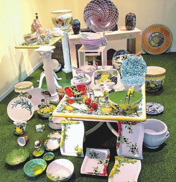 Die fröhlich-bunte Keramik weckt Erinnerungen an den Italien-Urlaub Foto: Bartsch Die fröhlich-bunte Keramik weckt Erinnerungen an den Italien-Urlaub Foto: Bartsch