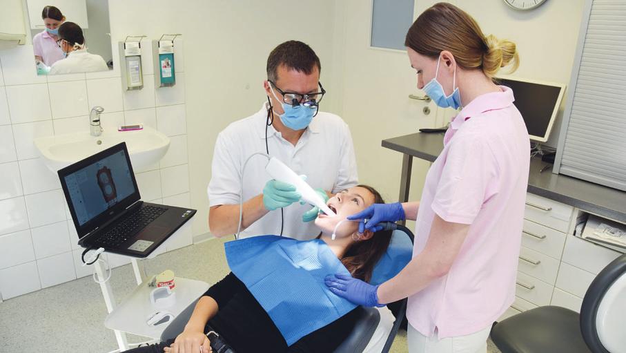 Mit dem Scan-Stick bildet Dr. Philip Kummerer per Videotechnik und Computer das Gebiss seiner Patientin schmerzfrei und ohne Strahlenbelastung ab und kann es direkt an Zahntechniker schicken Foto: Klein Mit dem Scan-Stick bildet Dr. Philip Kummerer per Videotechnik und Computer das Gebiss seiner Patientin schmerzfrei und ohne Strahlenbelastung ab und kann es direkt an Zahntechniker schicken Foto: Klein
