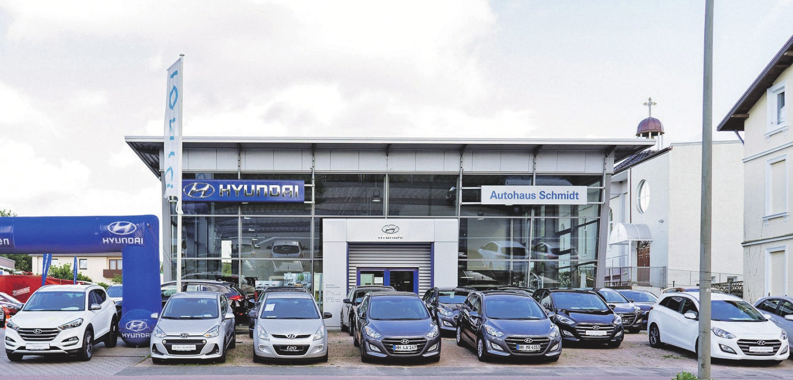 Im Autohaus Schmidt in der Winsener Straße in Sinstorf parken schon heute die Elektround Hybrid-Modelle von morgen Foto: Autohaus Schmidt Im Autohaus Schmidt in der Winsener Straße in Sinstorf parken schon heute die Elektround Hybrid-Modelle von morgen Foto: Autohaus Schmidt
