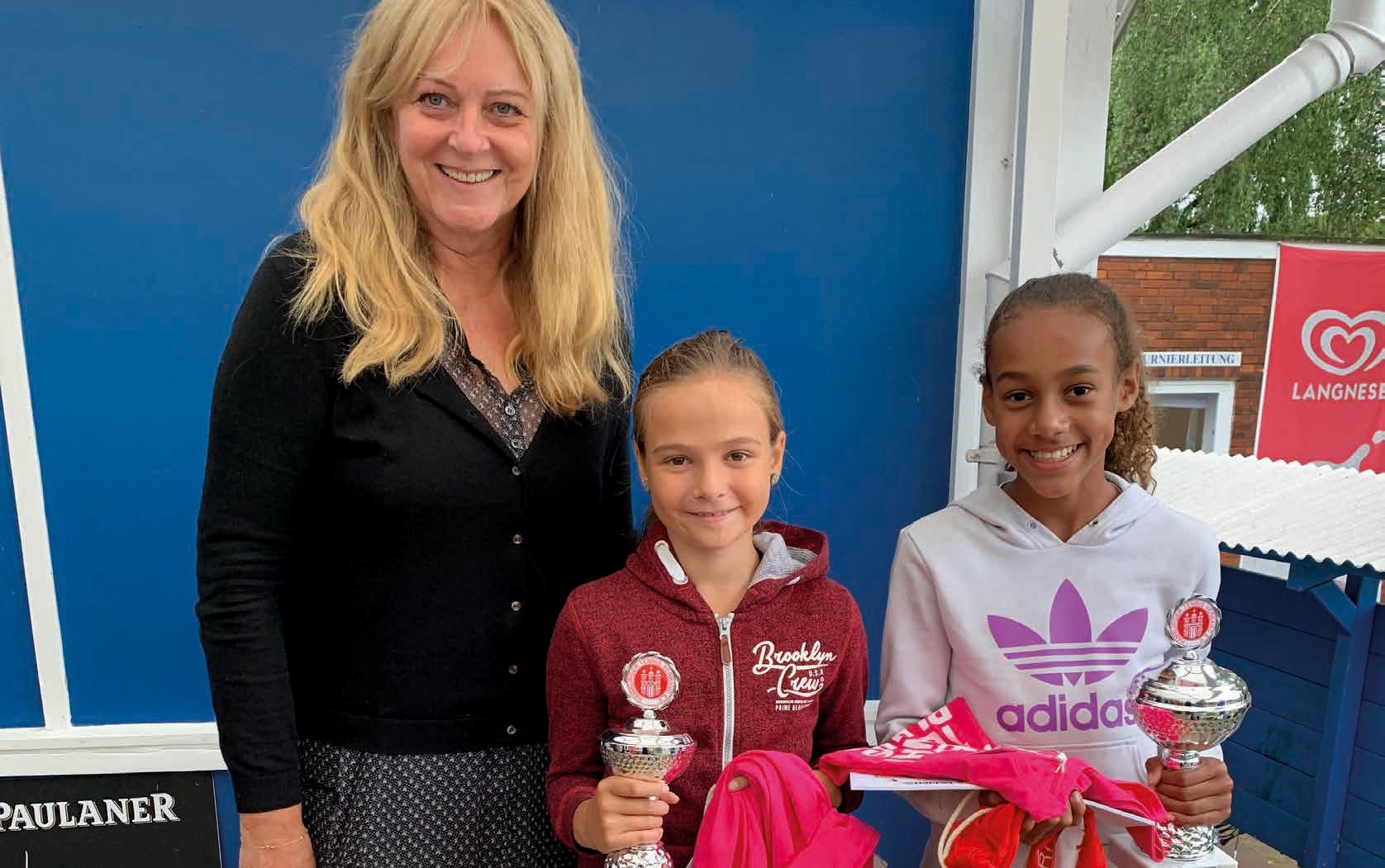 Juniorinnen U10: v.r. Michelle Geznenge (TSV Niendorf) – Sara Musinbegovic (THK Rissen) 6:3, 6:2, Jugendwartin Sigrid Rinow freut sich mit. Juniorinnen U10: v.r. Michelle Geznenge (TSV Niendorf) – Sara Musinbegovic (THK Rissen) 6:3, 6:2, Jugendwartin Sigrid Rinow freut sich mit.