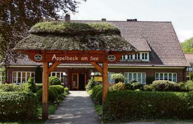 Im Restaurant „Appelbeck am See“ wird die Appelbecker Klappgans fertig zum Mitnehmen zubereitet Foto: Appelbeck am See Im Restaurant „Appelbeck am See“ wird die Appelbecker Klappgans fertig zum Mitnehmen zubereitet Foto: Appelbeck am See