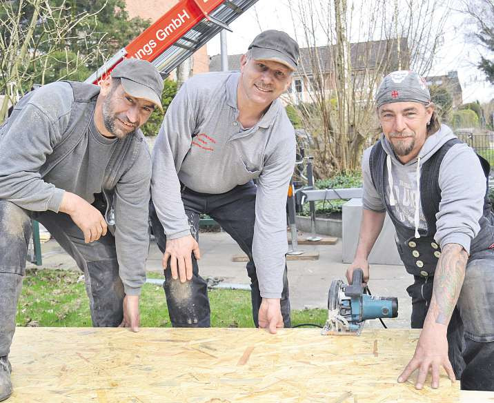 Sie sorgen dank einer Zwischensparrendämmung mit Holzfaserdämmplatten für ein dichtes Dach: Marco Dietz (v. l.), Dachdeckermeister Reiner Wötzke und Uwe Roggenbuck Foto: Tina Jordan Sie sorgen dank einer Zwischensparrendämmung mit Holzfaserdämmplatten für ein dichtes Dach: Marco Dietz (v. l.), Dachdeckermeister Reiner Wötzke und Uwe Roggenbuck Foto: Tina Jordan