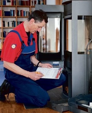 Kamine sollten regelmäßig vom Fachmann überprüft und gewartet werden. Er kann auch ermitteln, ob ein Nachrüsten mit Partikelfiltern möglich ist, wenn die Feuerstätte nicht mehr den gesetzlichen Vorschriften entspricht. Foto: Zentralverband Heizung Sanitär Klima Kamine sollten regelmäßig vom Fachmann überprüft und gewartet werden. Er kann auch ermitteln, ob ein Nachrüsten mit Partikelfiltern möglich ist, wenn die Feuerstätte nicht mehr den gesetzlichen Vorschriften entspricht. Foto: Zentralverband Heizung Sanitär Klima