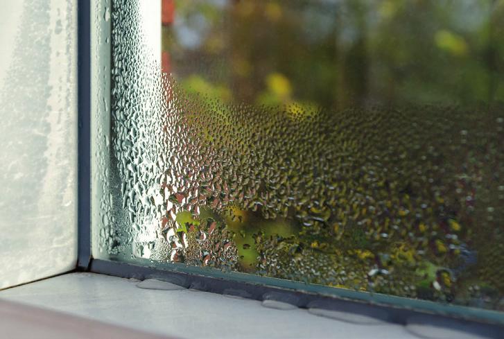Feuchtigkeit in der Wohnung und als Ergebnis ein erhöhter Energiebedarf: Ein Austausch alter Dichtungsprofile ist dann oftmals unerlässlich Foto: djd/GfA-Dichtungen/Getty Images/Sofya Apkalikova Feuchtigkeit in der Wohnung und als Ergebnis ein erhöhter Energiebedarf: Ein Austausch alter Dichtungsprofile ist dann oftmals unerlässlich Foto: djd/GfA-Dichtungen/Getty Images/Sofya Apkalikova
