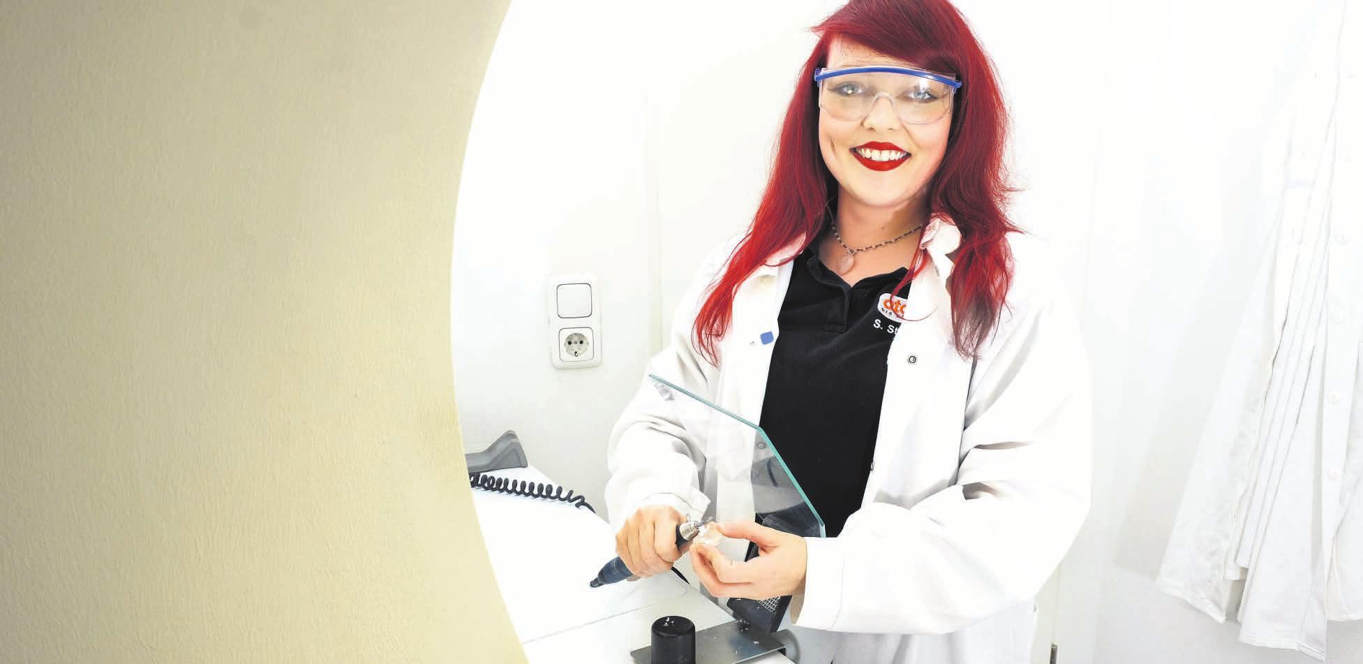 Sarina Stoltenberg lernt den Beruf der Hörakustikerin bei dem Unternehmensverbund OTON in Hamburg. FOTO: ANDREAS LAIBLE Sarina Stoltenberg lernt den Beruf der Hörakustikerin bei dem Unternehmensverbund OTON in Hamburg. FOTO: ANDREAS LAIBLE