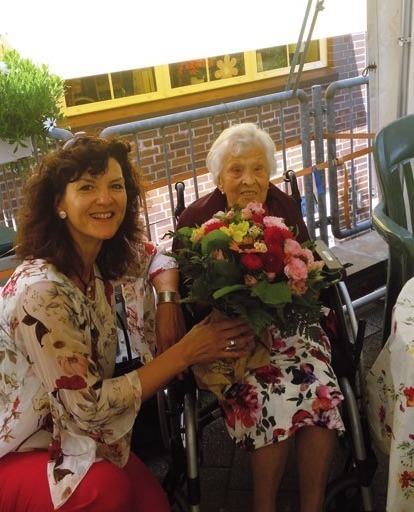 Blumige Grüße: Ursula von Arnstedt mit Bürgermeisterin Christiane Küchenhof