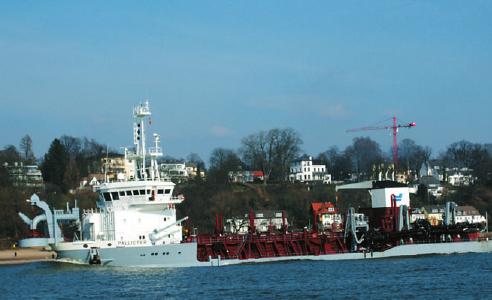 Saugbagger sind täglich auf der Elbe unterwegs