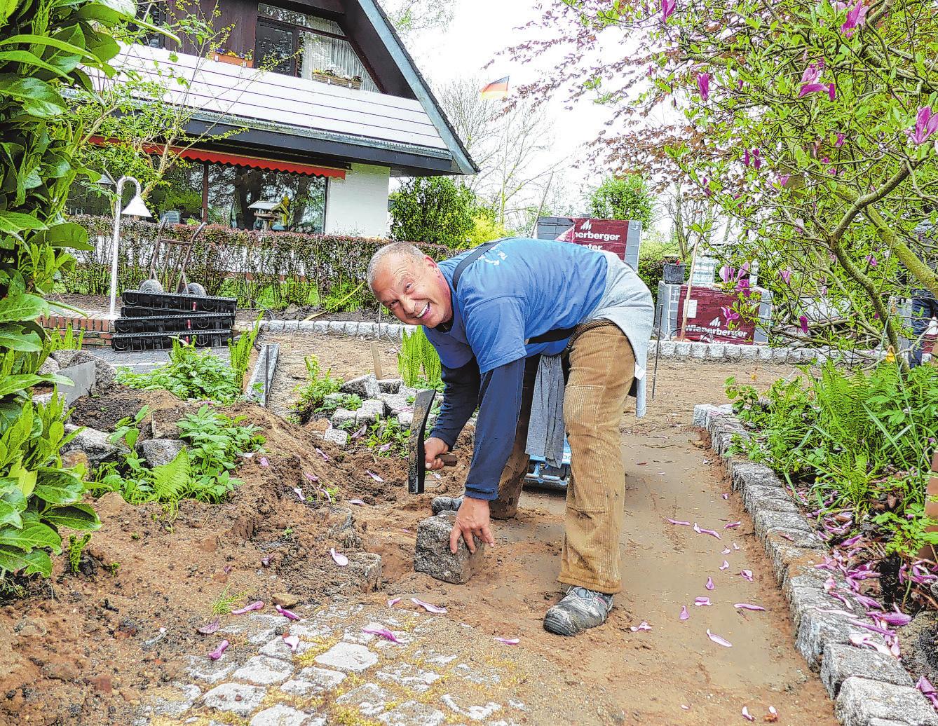 Thorsten Sill verlegt bei einem Kunden Granitsteine für einen Weg. Foto: Rutke Thorsten Sill verlegt bei einem Kunden Granitsteine für einen Weg. Foto: Rutke