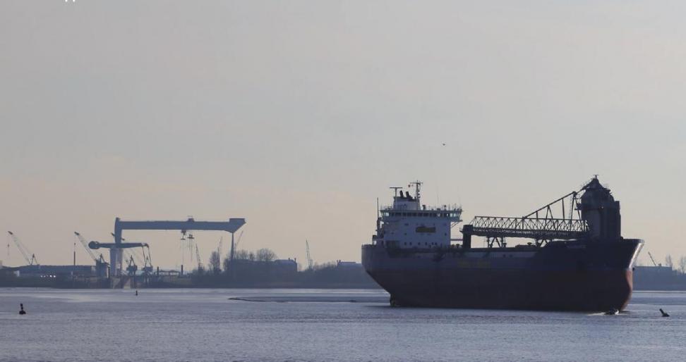 Die „Sandnes“ im Schlick vor der Sietas Werft. Vier Schlepper konnten sie nach einigen Stunden freischleppen. Dabei half auch die Flut.