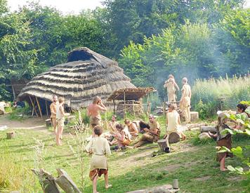 So lebte man in einem Dorf während der Steinzeit So lebte man in einem Dorf während der Steinzeit