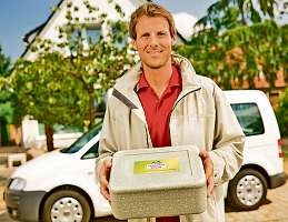 Freundliche Menükuriere bringen das heiße Essen der Landhausküche direkt ins Haus Foto: apetito Freundliche Menükuriere bringen das heiße Essen der Landhausküche direkt ins Haus Foto: apetito