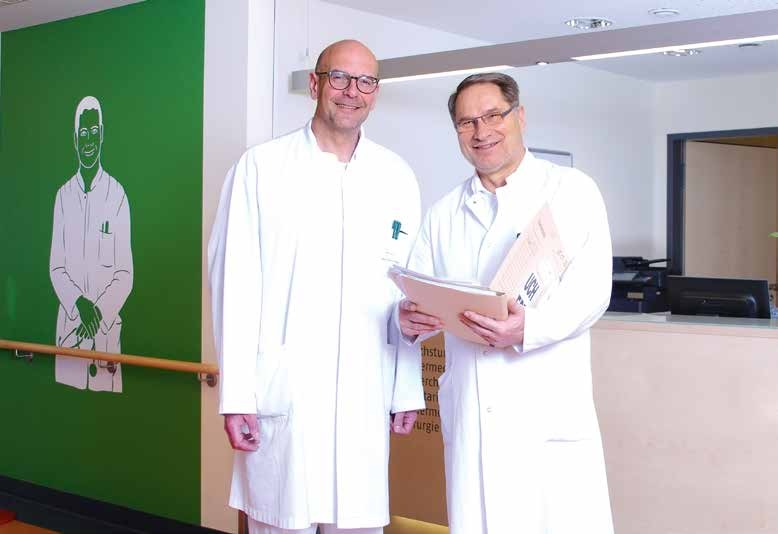 Ein künstliches Kniegelenk ist nicht die einzige Option nach einem Sportunfall: Chefarzt Matthias Seack und Oberarzt Dr. Udo Brehsan behandeln Patienten mit der innovativen Knorpeltransplantation Ein künstliches Kniegelenk ist nicht die einzige Option nach einem Sportunfall: Chefarzt Matthias Seack und Oberarzt Dr. Udo Brehsan behandeln Patienten mit der innovativen Knorpeltransplantation