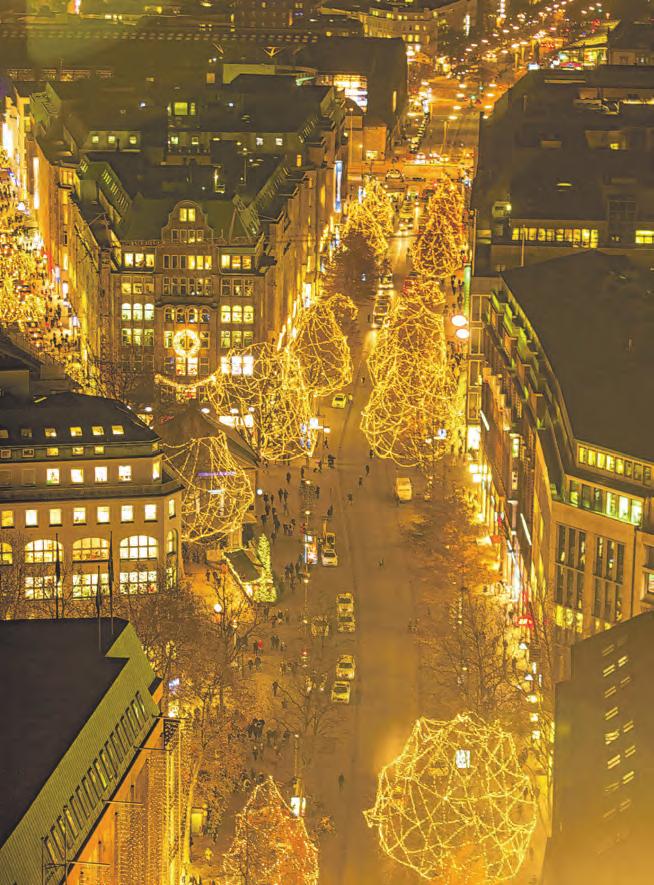 Fantasievolle Wichtel und Weihnachtsmänner auf der Mönckebergstraße winken bei der Parade Fotos: Marcelo Hernandez/Hamburger Abendblatt Fantasievolle Wichtel und Weihnachtsmänner auf der Mönckebergstraße winken bei der Parade Fotos: Marcelo Hernandez/Hamburger Abendblatt