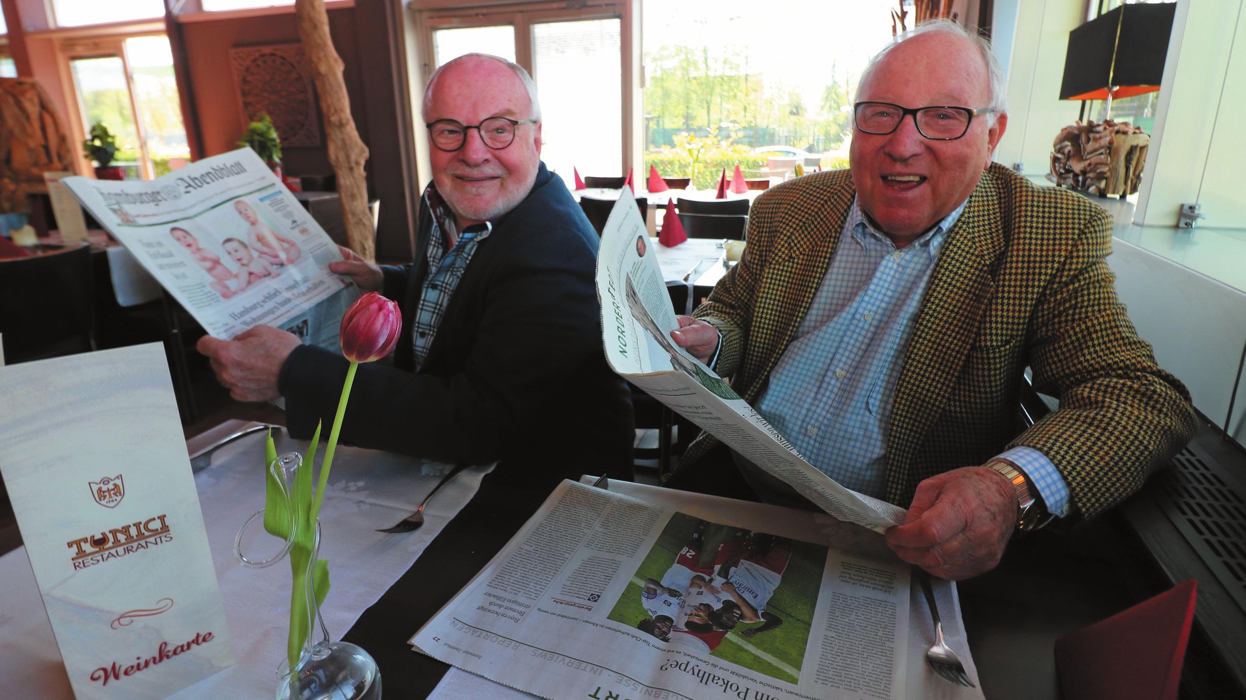 Ob über den Hamburger SV, Eintracht Norderstedt, Weltpolitik oder die Geschichten aus der Umgebung: Uwe Seeler und Eddy Münch sind treue Abendblatt-Leser. FOTO: CHRISTOPHER HERBST Ob über den Hamburger SV, Eintracht Norderstedt, Weltpolitik oder die Geschichten aus der Umgebung: Uwe Seeler und Eddy Münch sind treue Abendblatt-Leser. FOTO: CHRISTOPHER HERBST