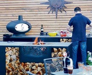 Wer Spaß am Kochen hat, aber ungern die Sonnenstunden im Haus verbringen möchte, für den ist eine Outdoor-Küche im Garten perfekt Foto: GPP Wer Spaß am Kochen hat, aber ungern die Sonnenstunden im Haus verbringen möchte, für den ist eine Outdoor-Küche im Garten perfekt Foto: GPP
