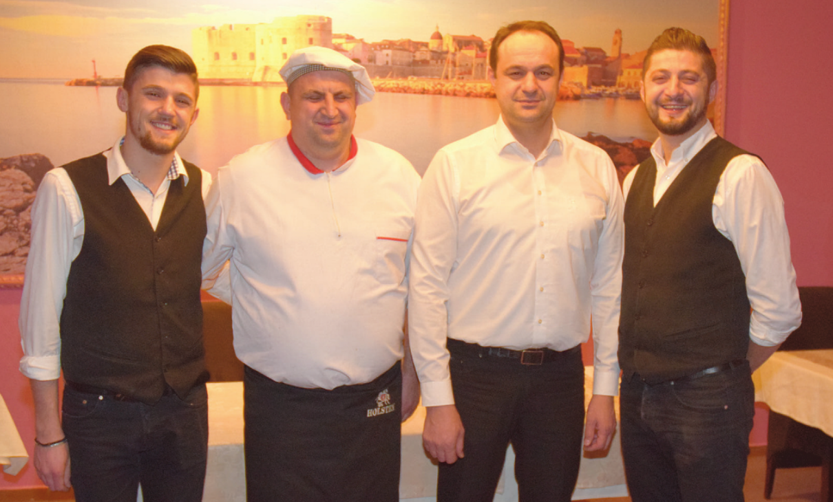 Dominik Gegic (2. v. r.), hier mit einem Teil seines Teams, sorgt im Restaurant Dubrovnik für angenehme Gastlichkeit Foto: Kuno Klein Dominik Gegic (2. v. r.), hier mit einem Teil seines Teams, sorgt im Restaurant Dubrovnik für angenehme Gastlichkeit Foto: Kuno Klein