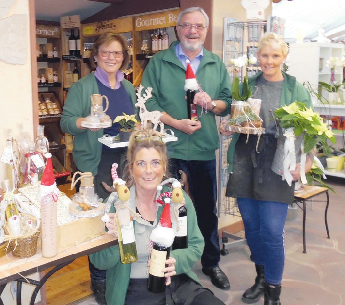 Werner Pein und sein Team vom Blumenhof Pein in Halstenbek haben viele schöne Weihnachtsgeschenke im Angebot Foto: Skibbe Werner Pein und sein Team vom Blumenhof Pein in Halstenbek haben viele schöne Weihnachtsgeschenke im Angebot Foto: Skibbe