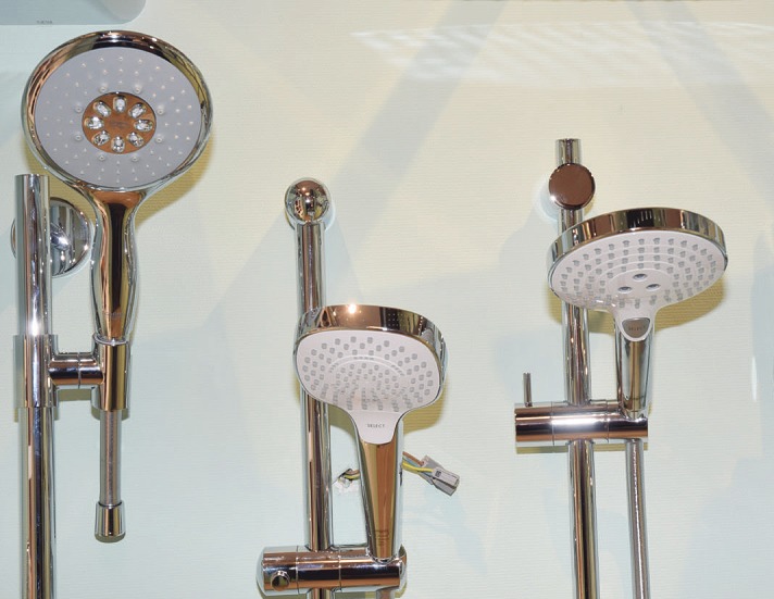 Moderne Duschköpfe haben den Wasserauslass aus Silikon. Durch das einfache Darüberwischen mit der Hand werden Kalkablagerungen beseitigt Fotos: Kuno Klein Moderne Duschköpfe haben den Wasserauslass aus Silikon. Durch das einfache Darüberwischen mit der Hand werden Kalkablagerungen beseitigt Fotos: Kuno Klein