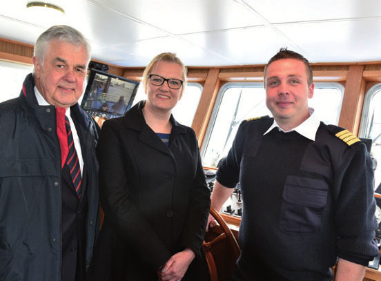 Senator Frank Horch, FRS-Geschäftsführerin Birte Dettmers und Kapitän Sven Eickhoff auf der Premierenfahrt
