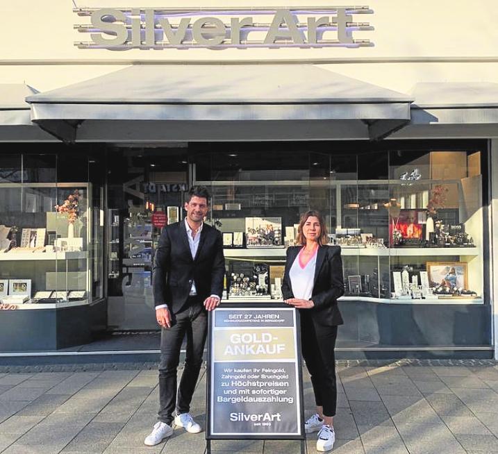 Für die Bergedorfer da: Mark Pohlmann und seine Frau Olga Krause vor der SilverArt-Filiale im Sachsentor. Foto: privat Für die Bergedorfer da: Mark Pohlmann und seine Frau Olga Krause vor der SilverArt-Filiale im Sachsentor. Foto: privat