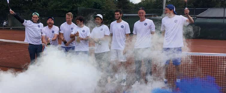 Geschafft. Die 1. Herren des Großfl ottbeker THGC stiegen ohne Punktverlust in die Regionalliga auf. Das war ein Feuerwerk wert. Foto GTHGC Geschafft. Die 1. Herren des Großfl ottbeker THGC stiegen ohne Punktverlust in die Regionalliga auf. Das war ein Feuerwerk wert. Foto GTHGC